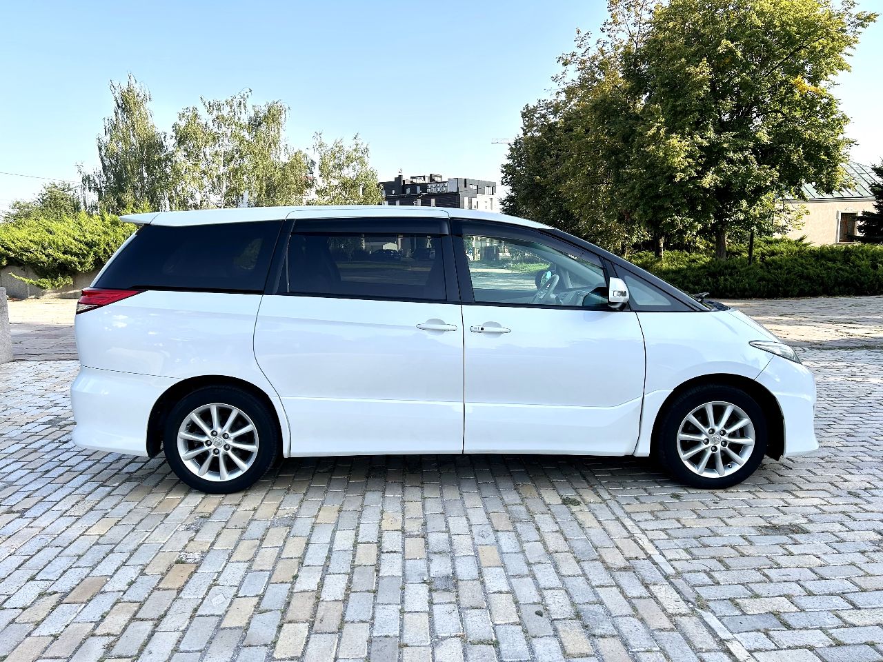 Toyota Estima - фото 8