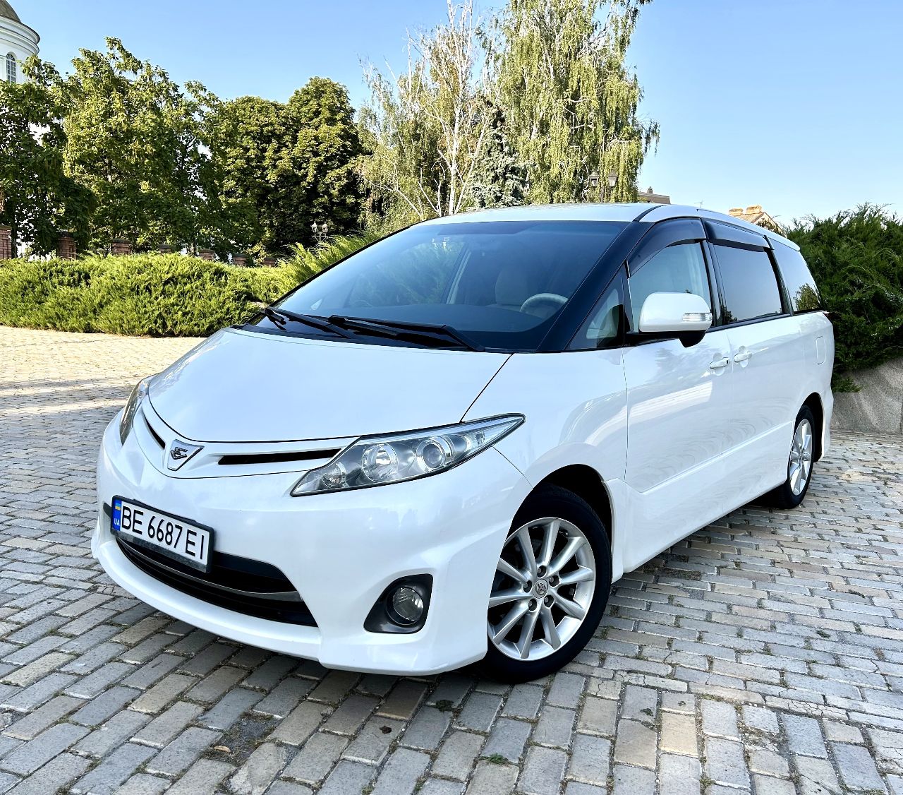 Toyota Estima - фото 1