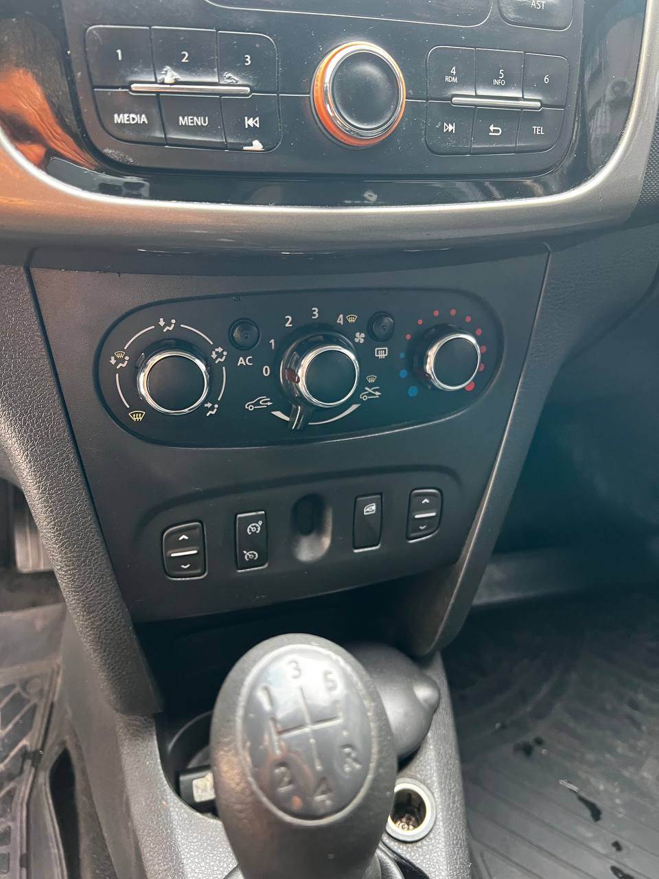 Renault Logan - фото 6