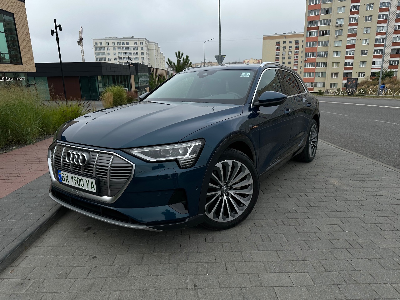 Audi e-tron - фото 4