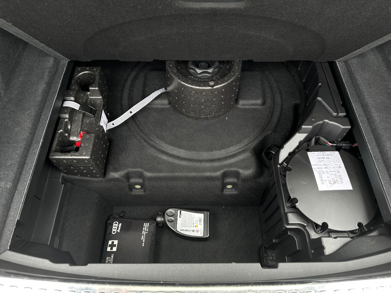 Audi e-tron - фото 10