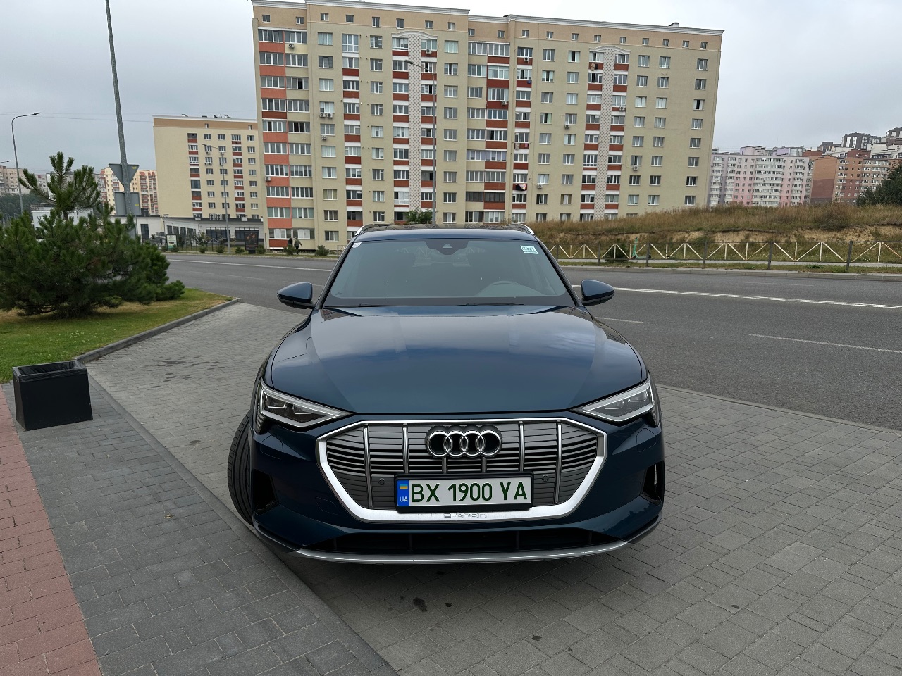 Audi e-tron - фото 1