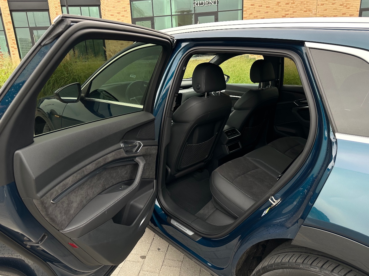 Audi e-tron - фото 7