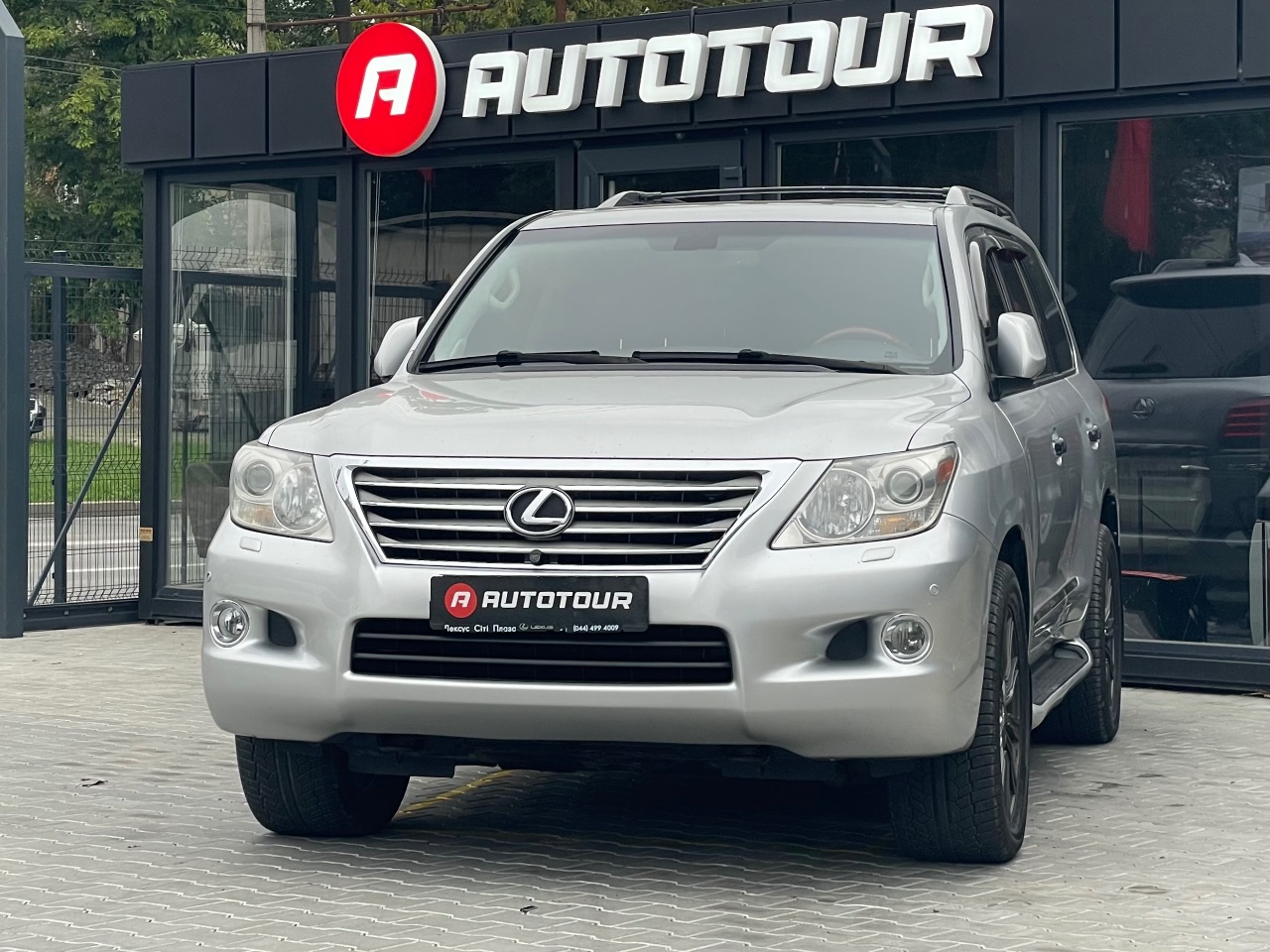 Lexus LX - фото 1