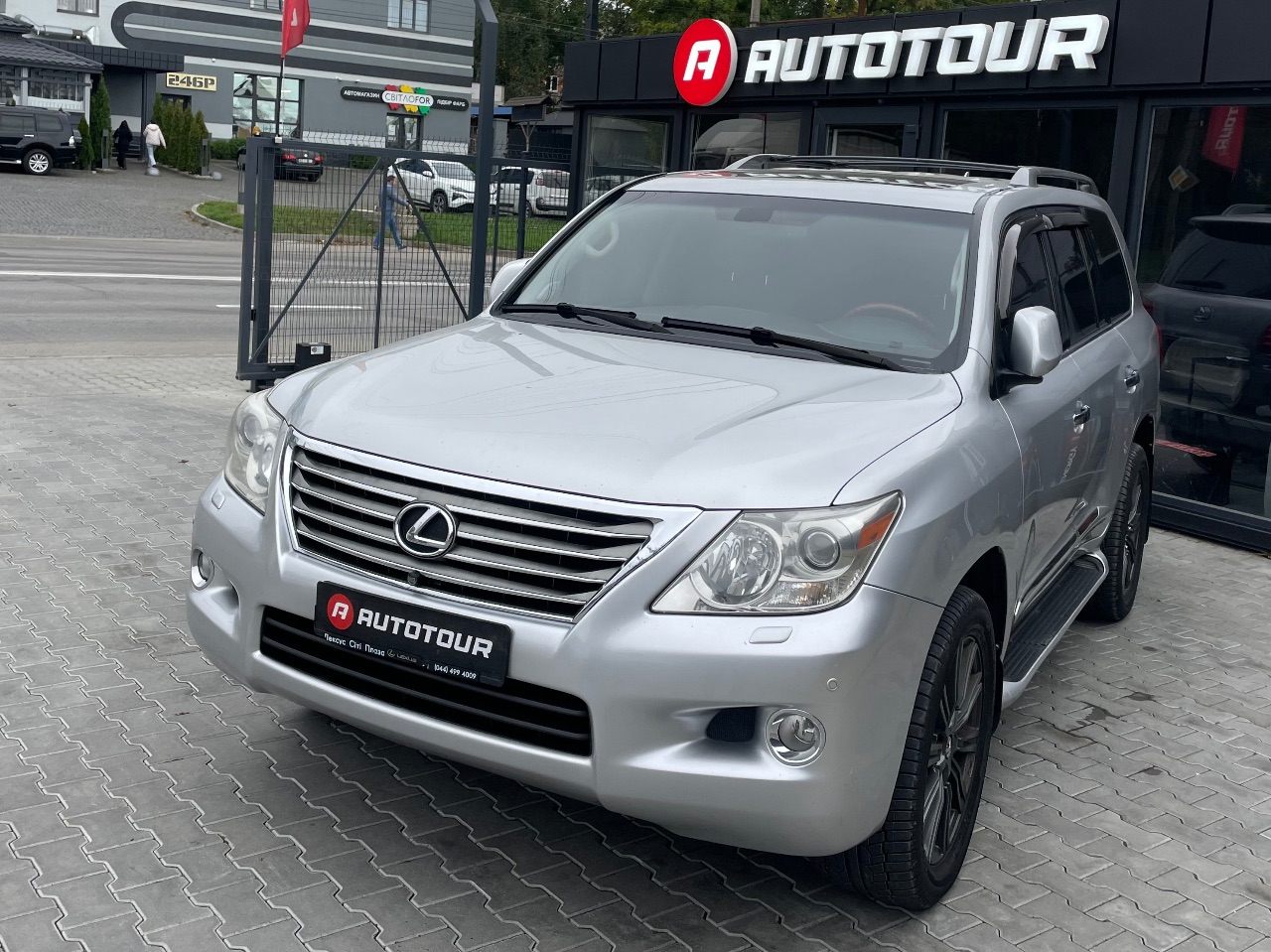 Lexus LX - фото 2