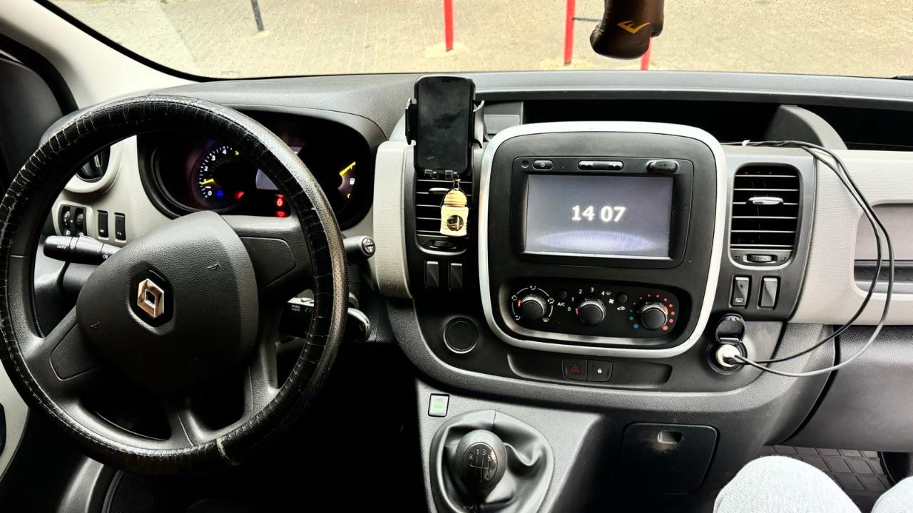 Renault Trafic - фото 16