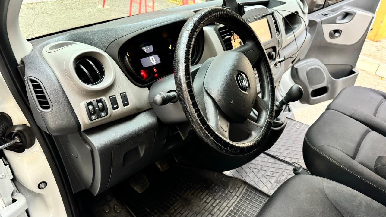 Renault Trafic - фото 12