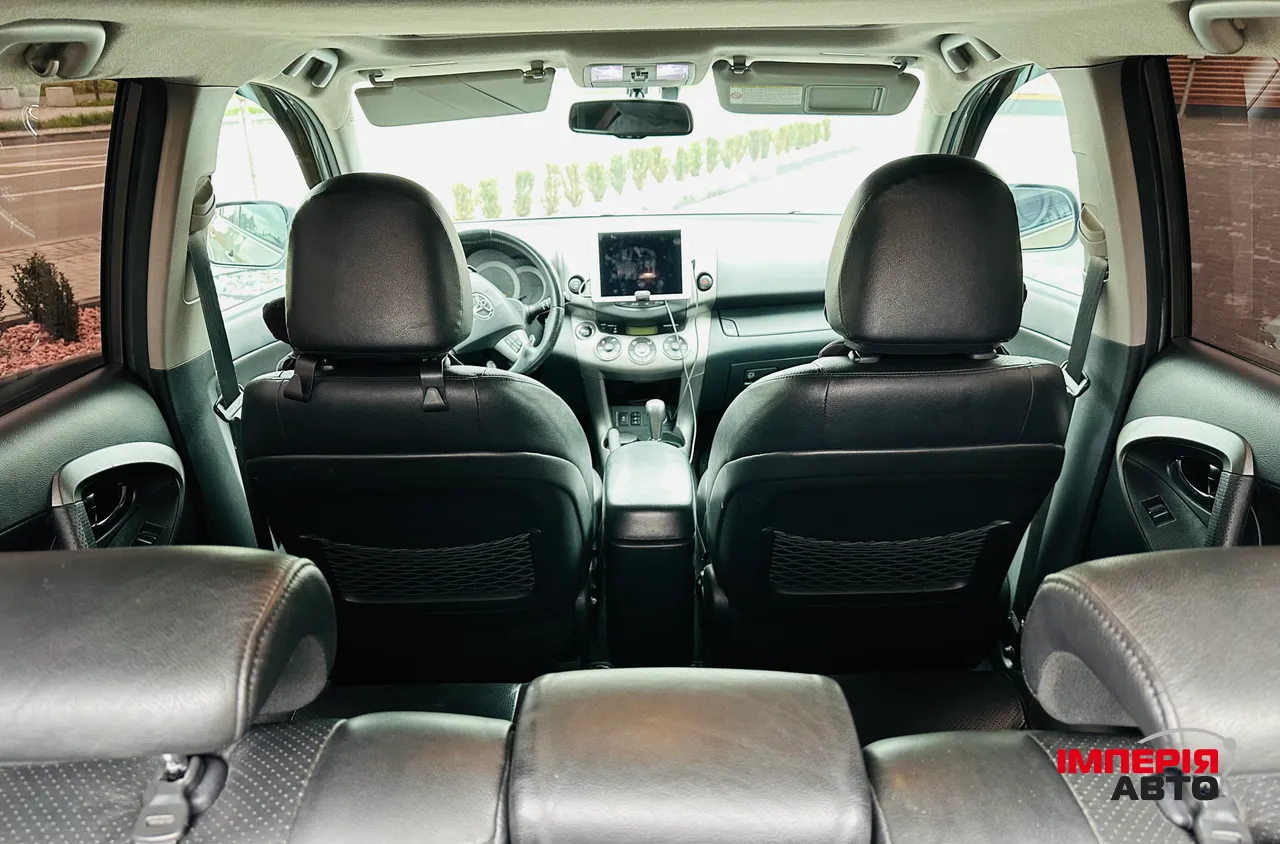 Toyota RAV4 - фото 8