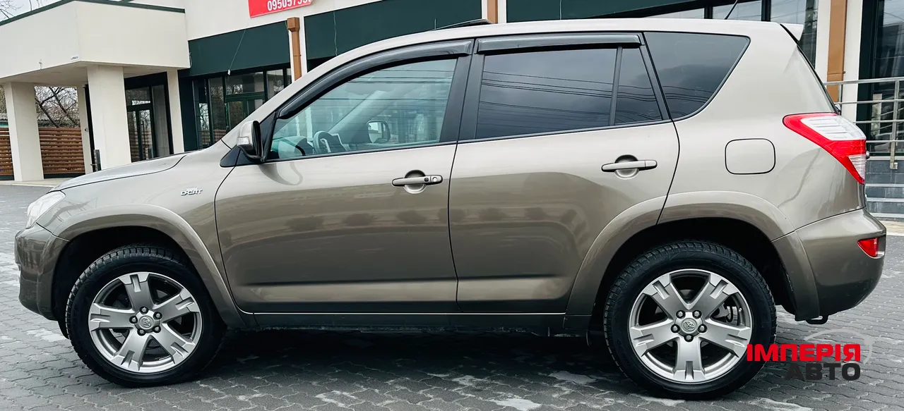 Toyota RAV4 - фото 6