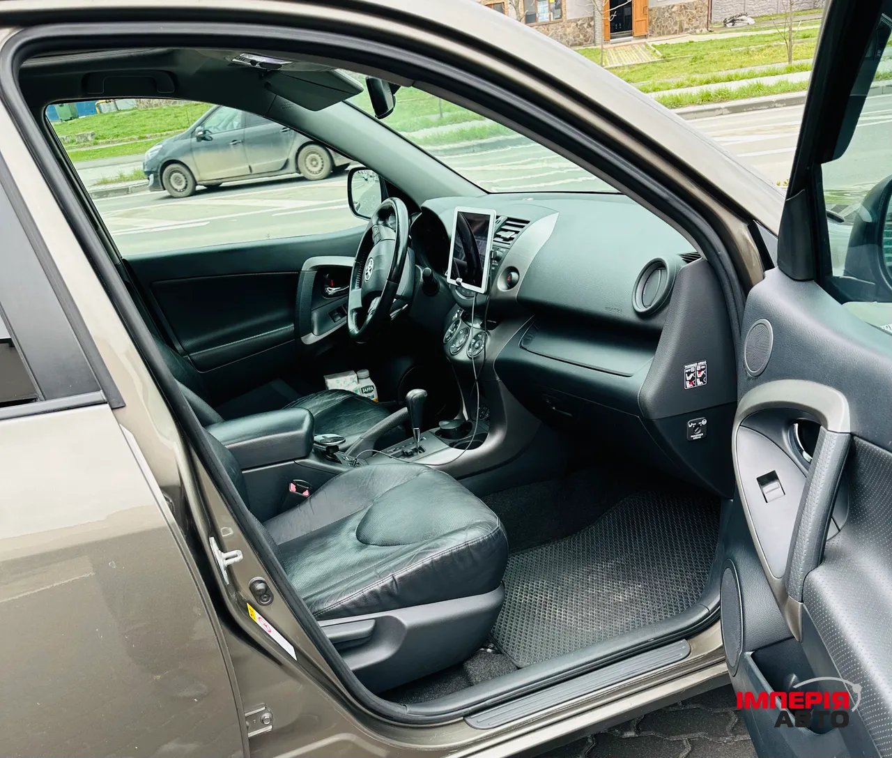 Toyota RAV4 - фото 12