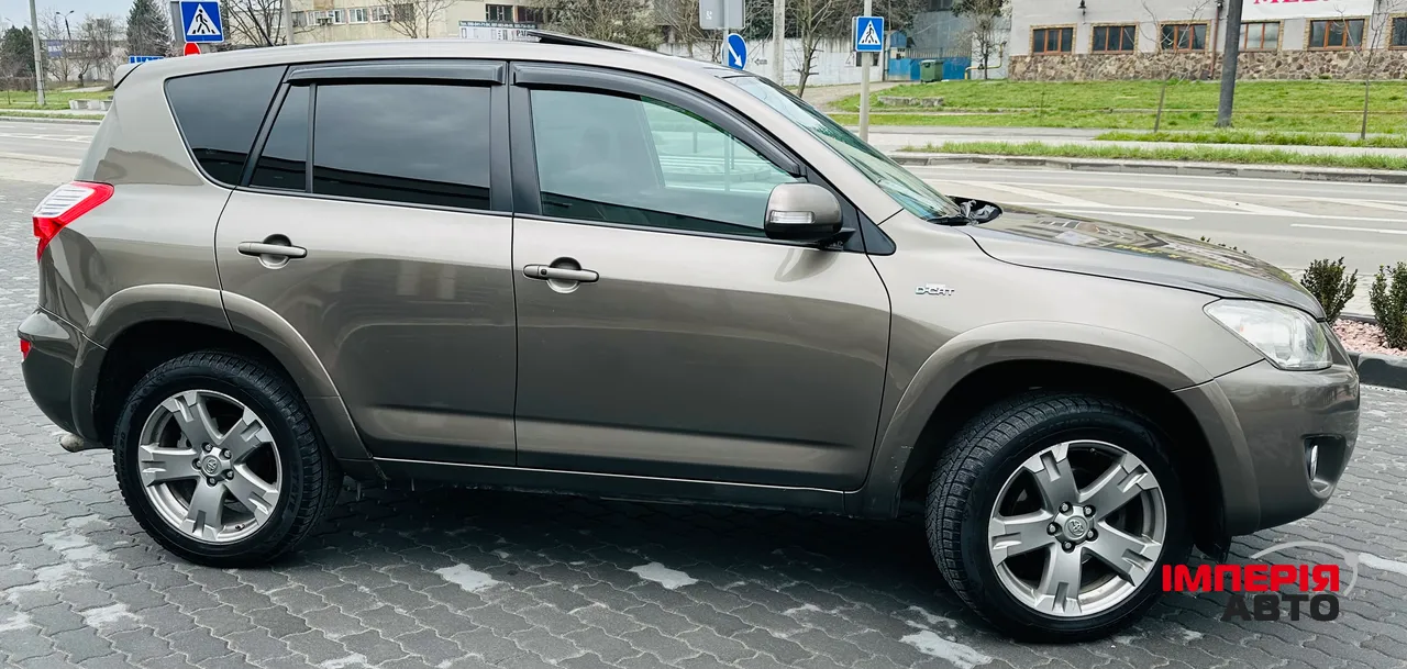 Toyota RAV4 - фото 4