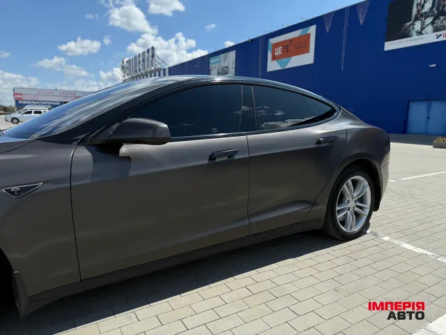 Tesla Model S - фото 1