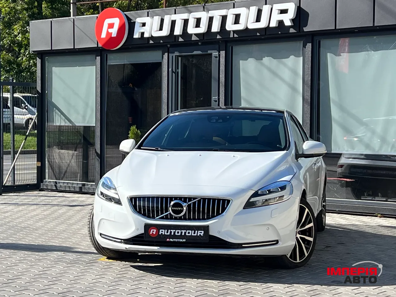 Volvo V40 - фото 1