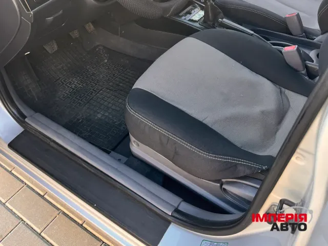 Hyundai Elantra - фото 4