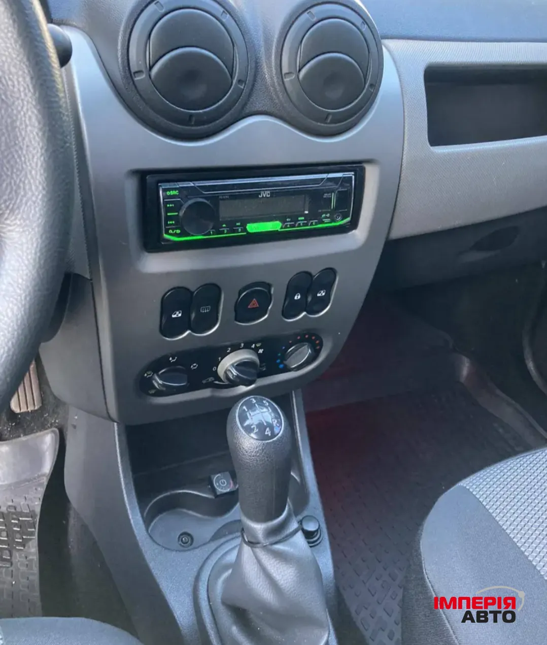 Renault Logan - фото 2