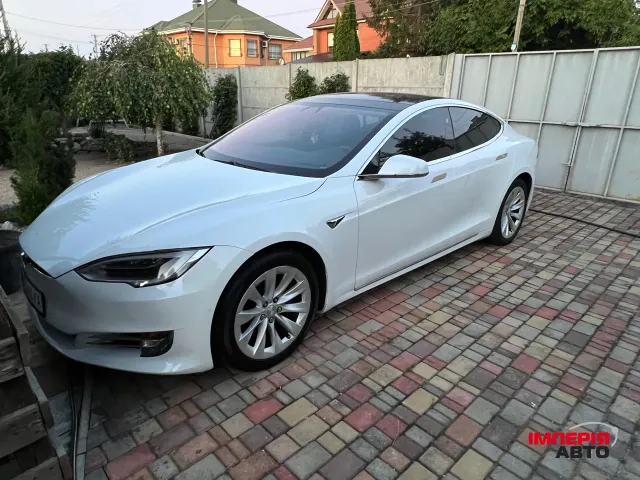 Tesla Model S - фото 1