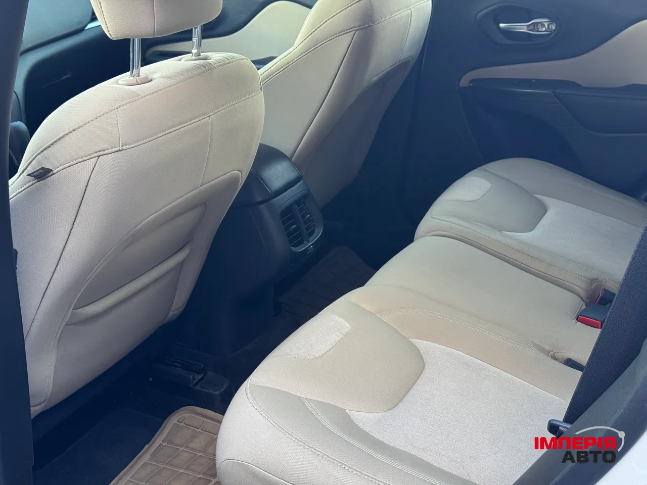 Jeep Cherokee - фото 12