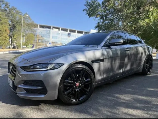 Jaguar XE - фото 1