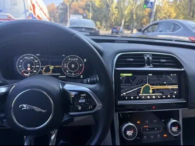 Jaguar XE - фото 5