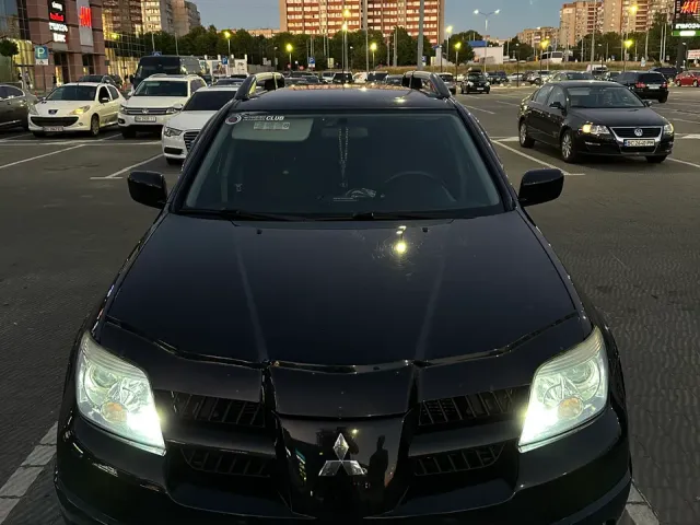 Mitsubishi Outlander - фото 1