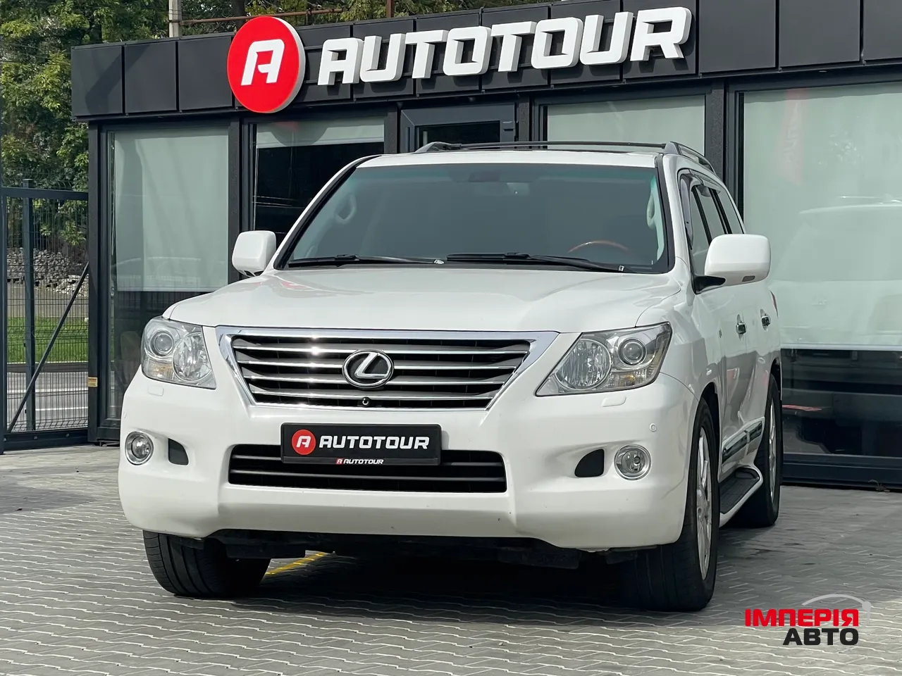 Lexus LX - фото 1