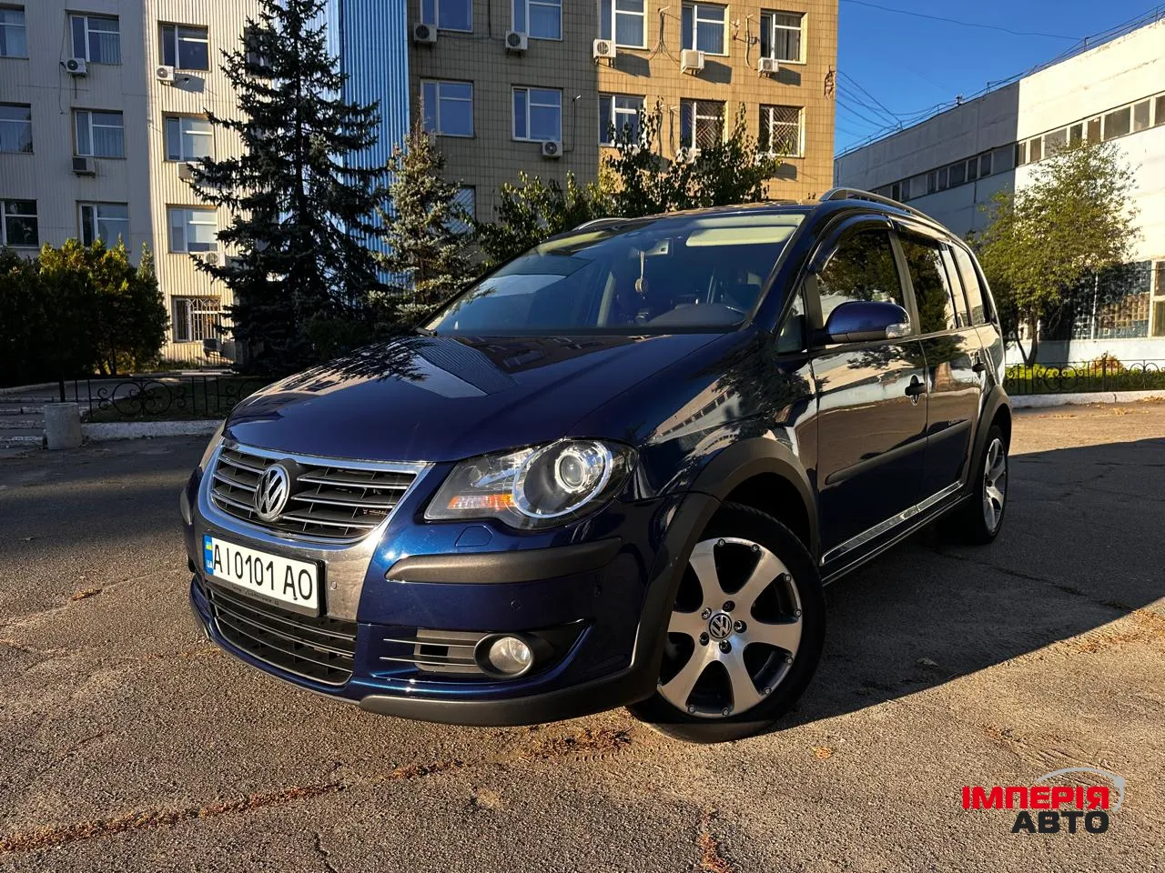 Volkswagen Touran - фото 1