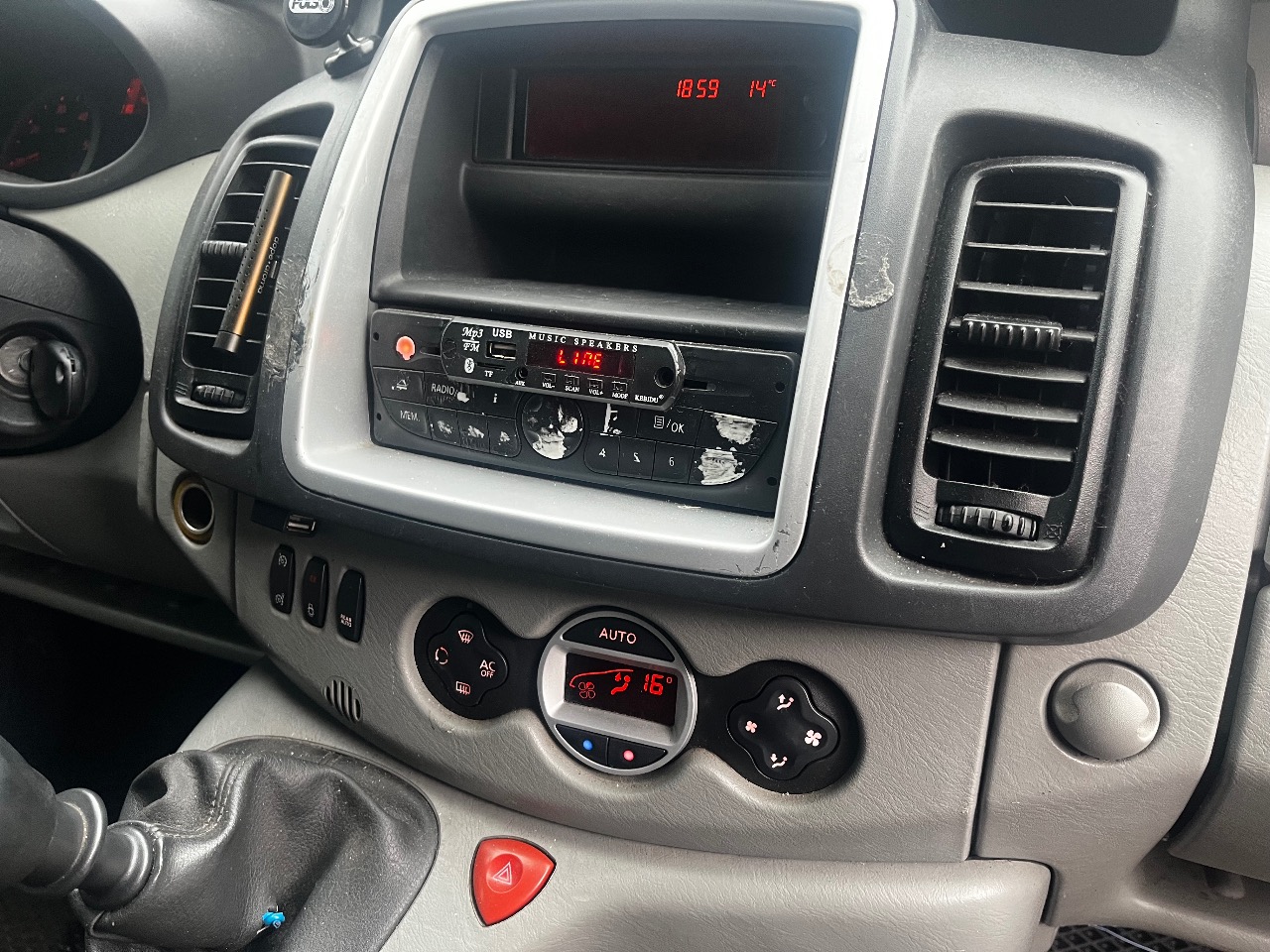 Renault Trafic - фото 11