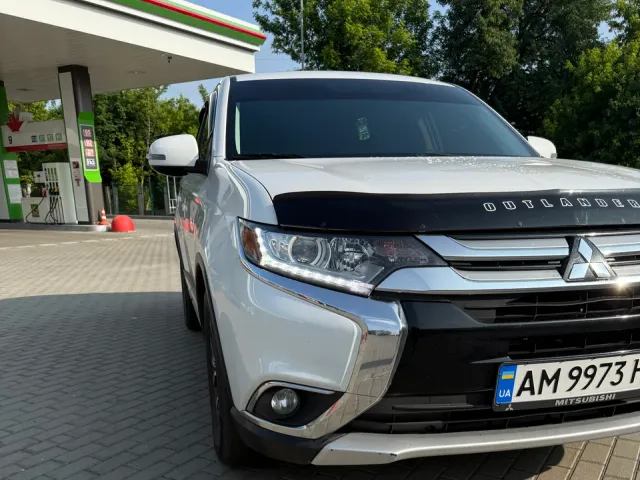 Mitsubishi Outlander - фото 1