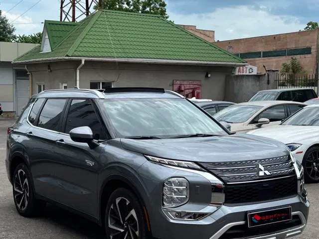 Mitsubishi Outlander - фото 1