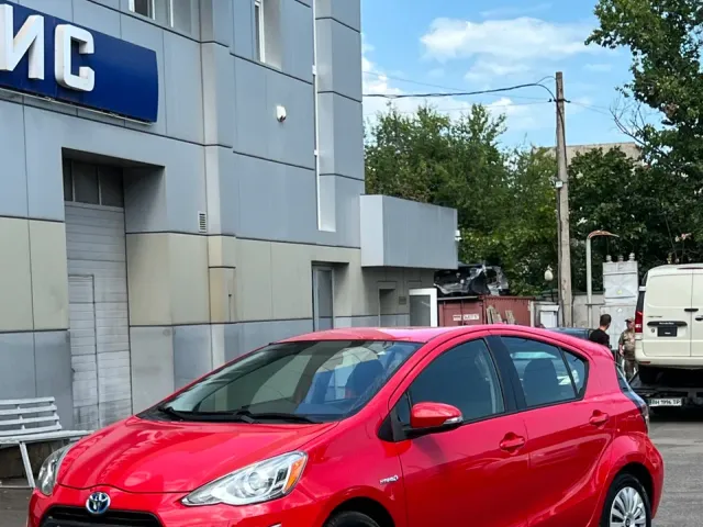 Toyota Prius c - фото 1