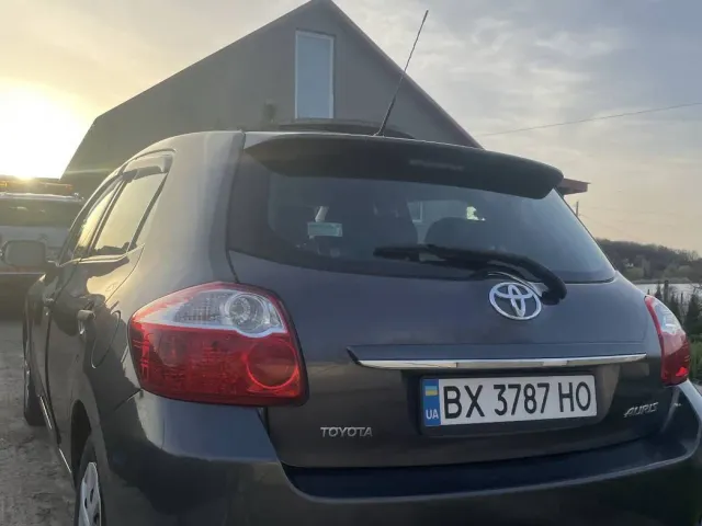 Toyota Auris - фото 2