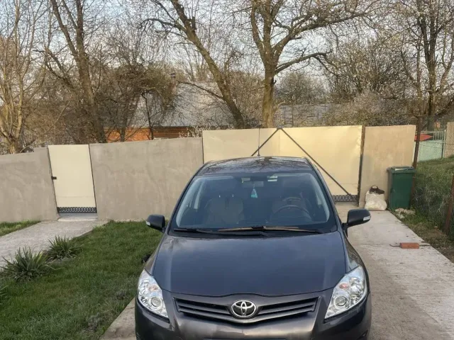 Toyota Auris - фото 1