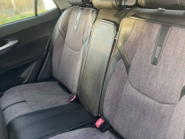 Toyota Auris - фото 4