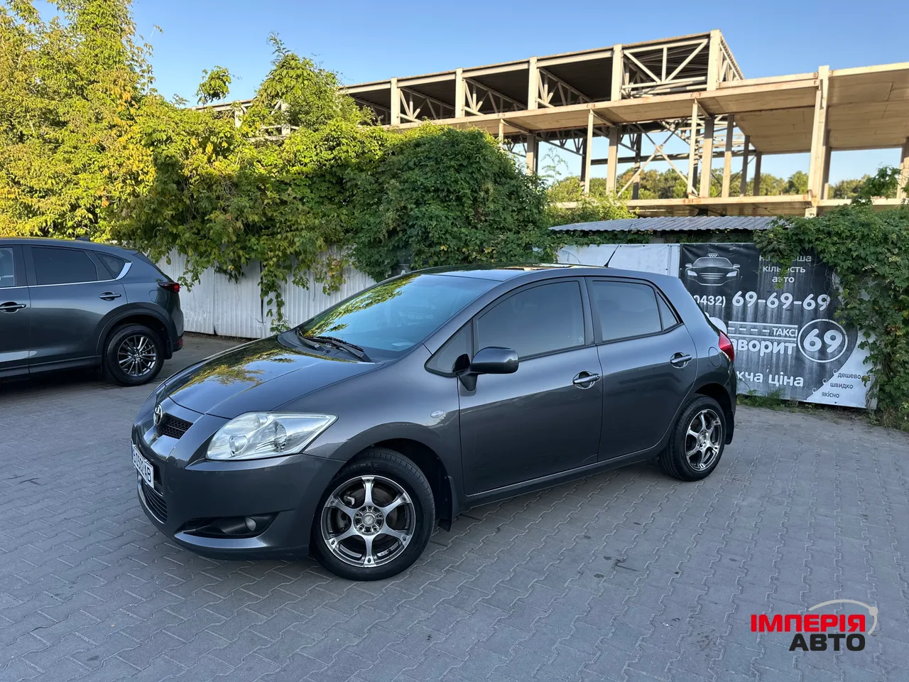 Toyota Auris - фото 1