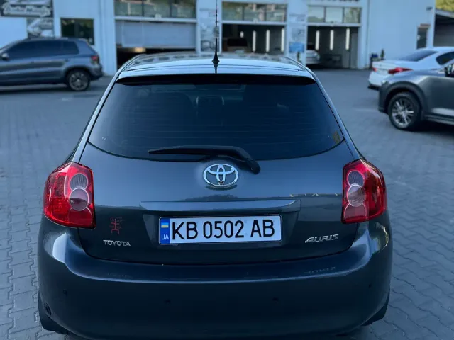 Toyota Auris - фото 5