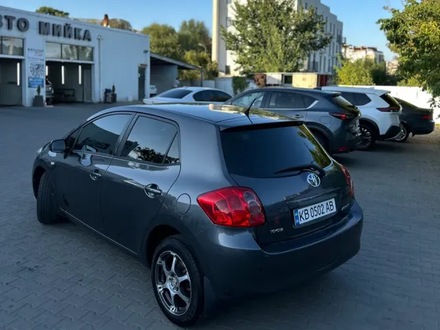 Toyota Auris - фото 3