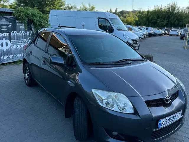 Toyota Auris - фото 2