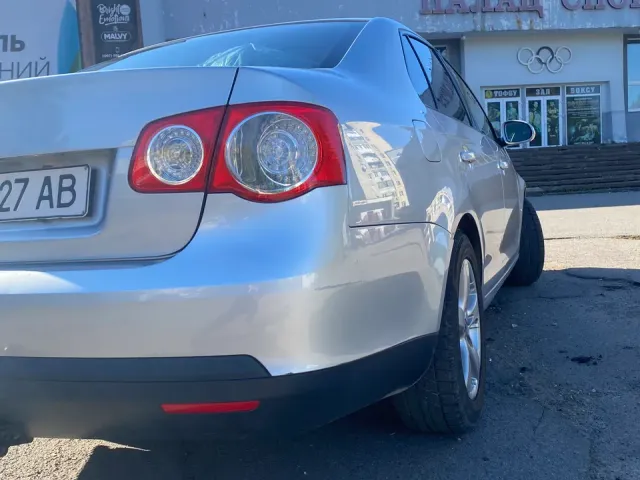 Volkswagen Jetta - фото 2