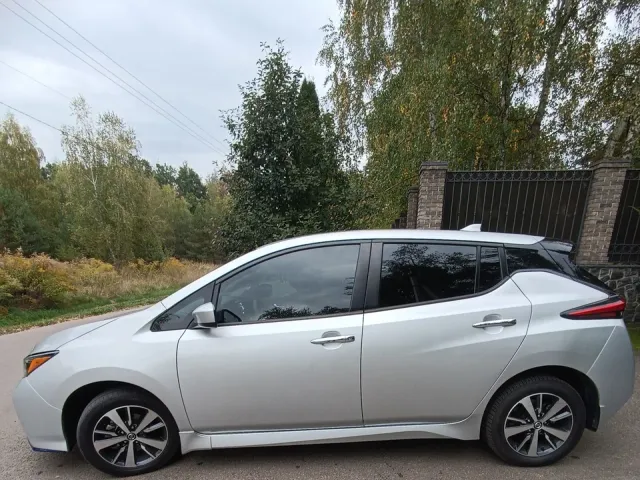 Nissan Leaf - фото 2