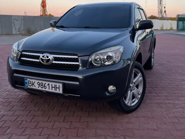 Toyota RAV4 - фото 1