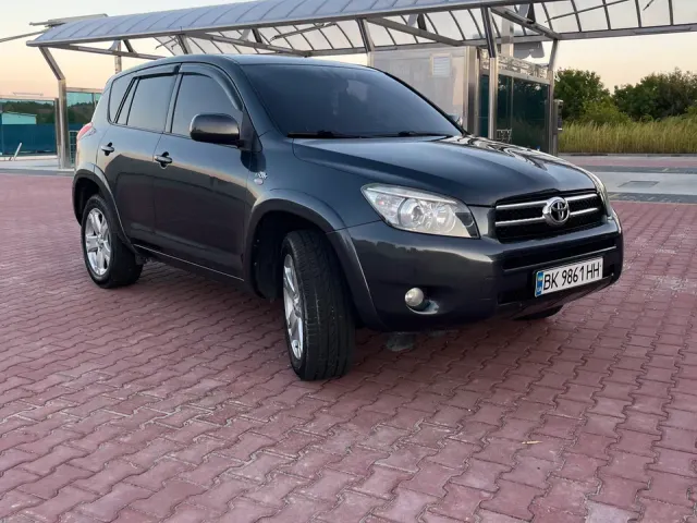Toyota RAV4 - фото 4