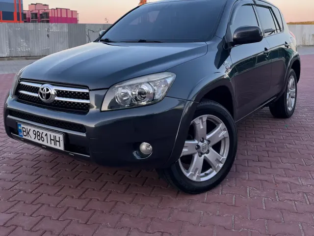 Toyota RAV4 - фото 2