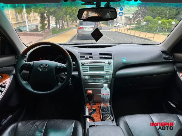 Toyota Camry - фото 1
