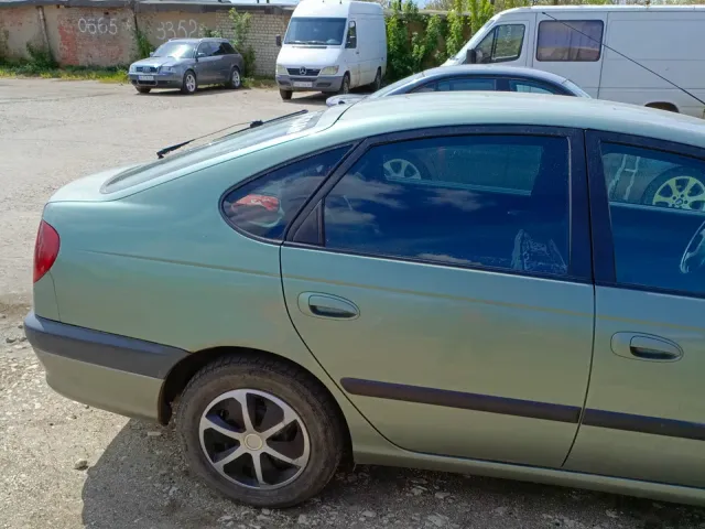 Toyota Avensis - фото 2