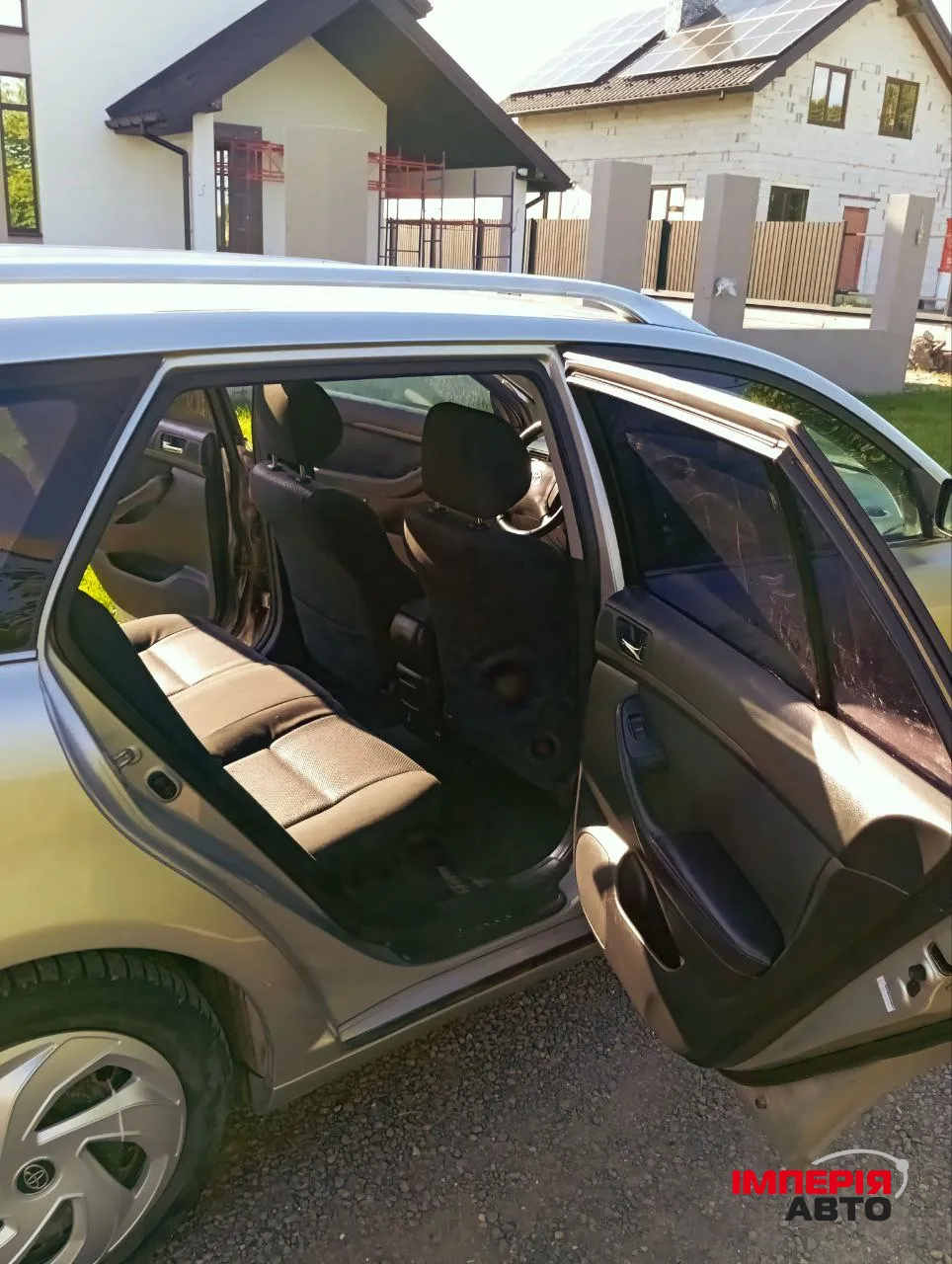 Toyota Avensis - фото 3