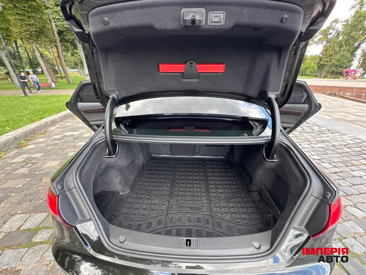 Audi A8 - фото 10