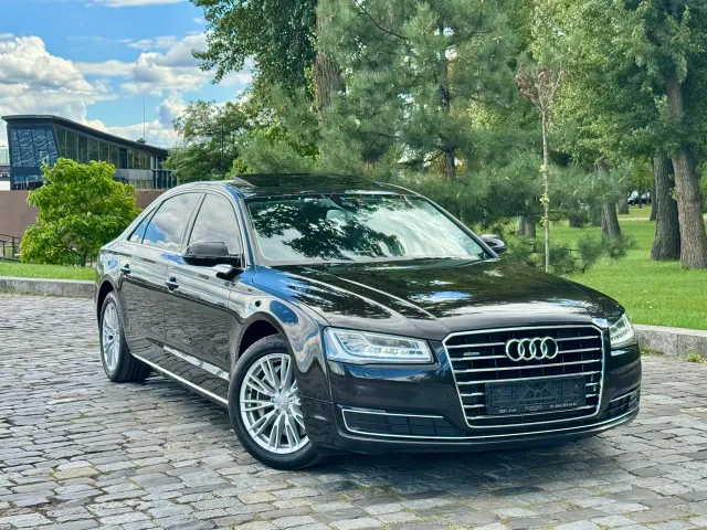 Audi A8 - фото 1