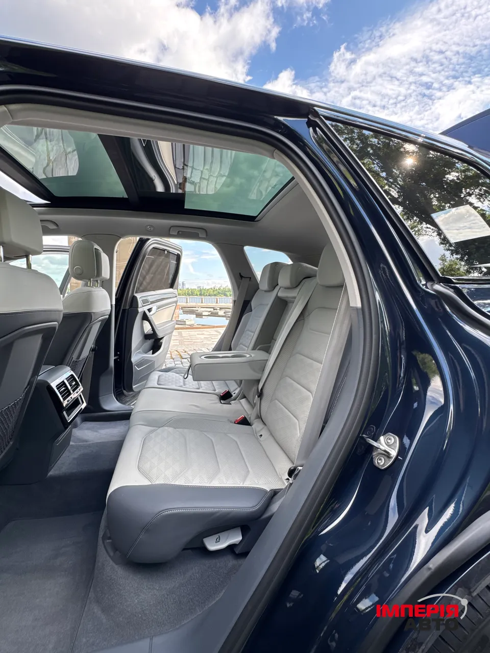 Volkswagen Touareg - фото 2