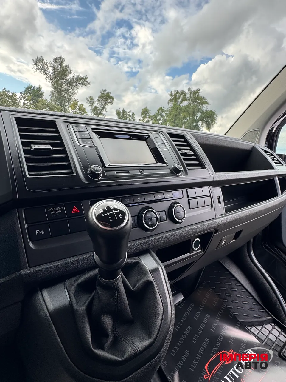 Volkswagen Caravelle - фото 11