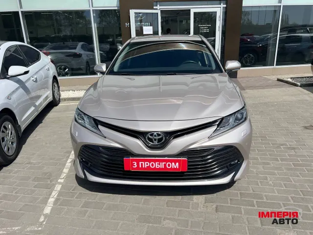 Toyota Camry - фото 1